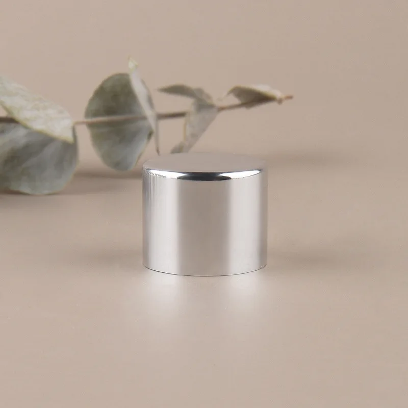 Оптовая продажа 18 мм/20 мм/24 мм Резьбовая крышка пластиковом черном/белом покрытие колпачок для бутылки с косметикой золотого и серебряного цвета алюминиевая