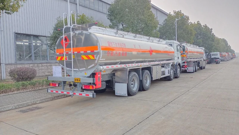 专业新型 HOWO 8x4 油罐车 35000L 可燃液体运输燃油车