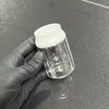 Botella transparente con tapa blanca