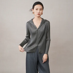 New Spring/Autumn Women's Fashion Top Loose Fit Solid Color Zipper Hooded Top Stylish Miyake Pleated Cardigan Top