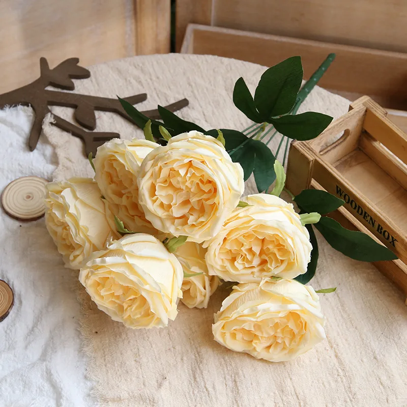 Bó hoa hồng Austin mang đến cho bạn sự sang trọng và quý phái. Với màu sắc tươi sáng và hương thơm ngọt ngào, bạn sẽ cảm nhận được sự yên bình và thư thái khi nhìn vào chúng.