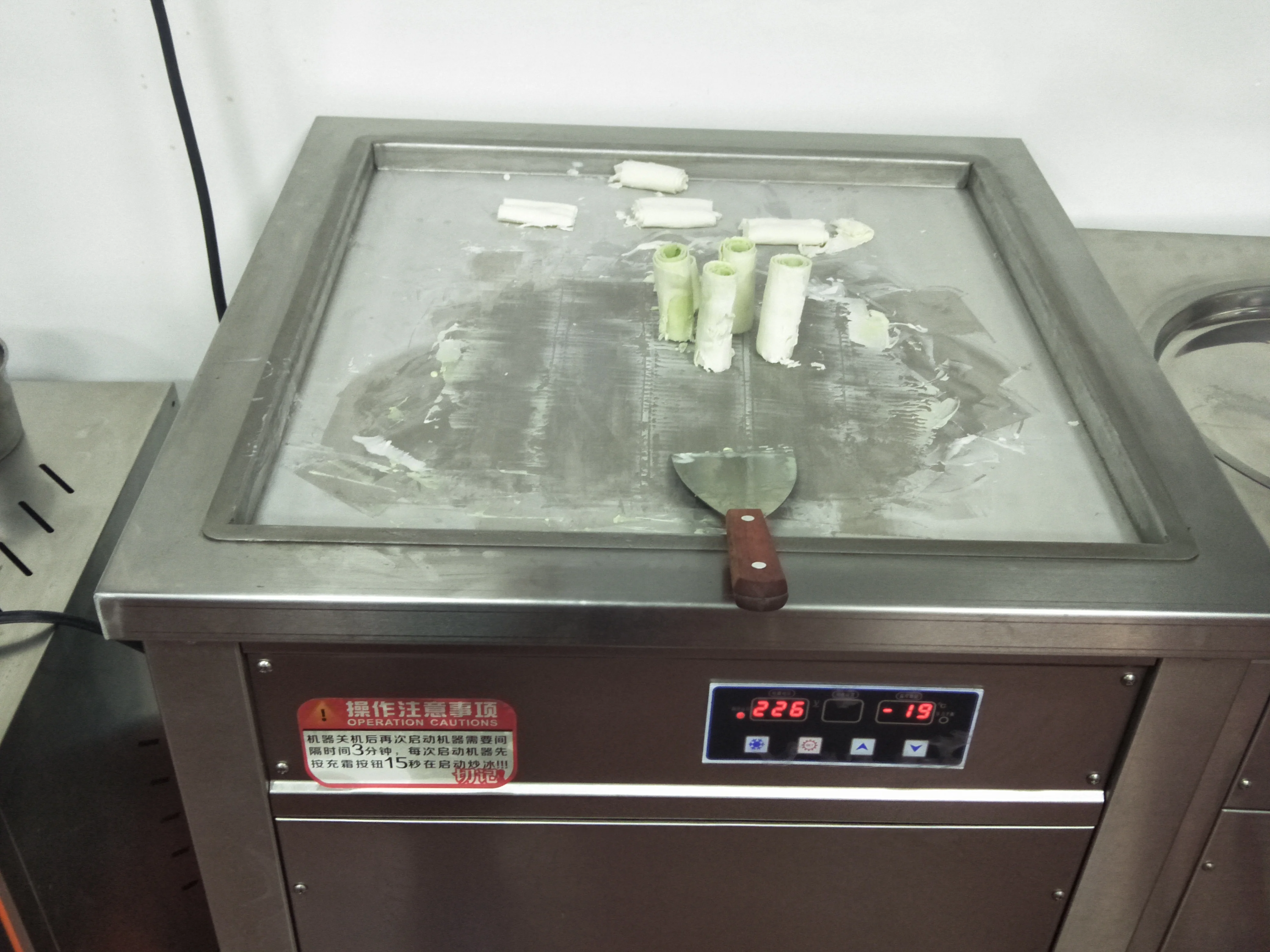 CE FCC ROHS Intellective Flat Pan Thailand Style Roll Fried Ice Cream Machine for Fry Ice