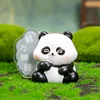 Pequeño Panda intentando ganar dinero
