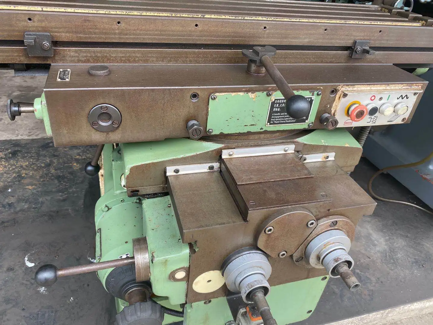 Horizontal Universal Lifting Table Milling Machine BYJC 6132 Good Performance