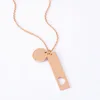 Catena a maglia piatta con piccolo ciondolo a forma di cuore cavo color oro rosa
