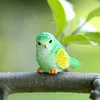Uccellino verde dalla testa girata