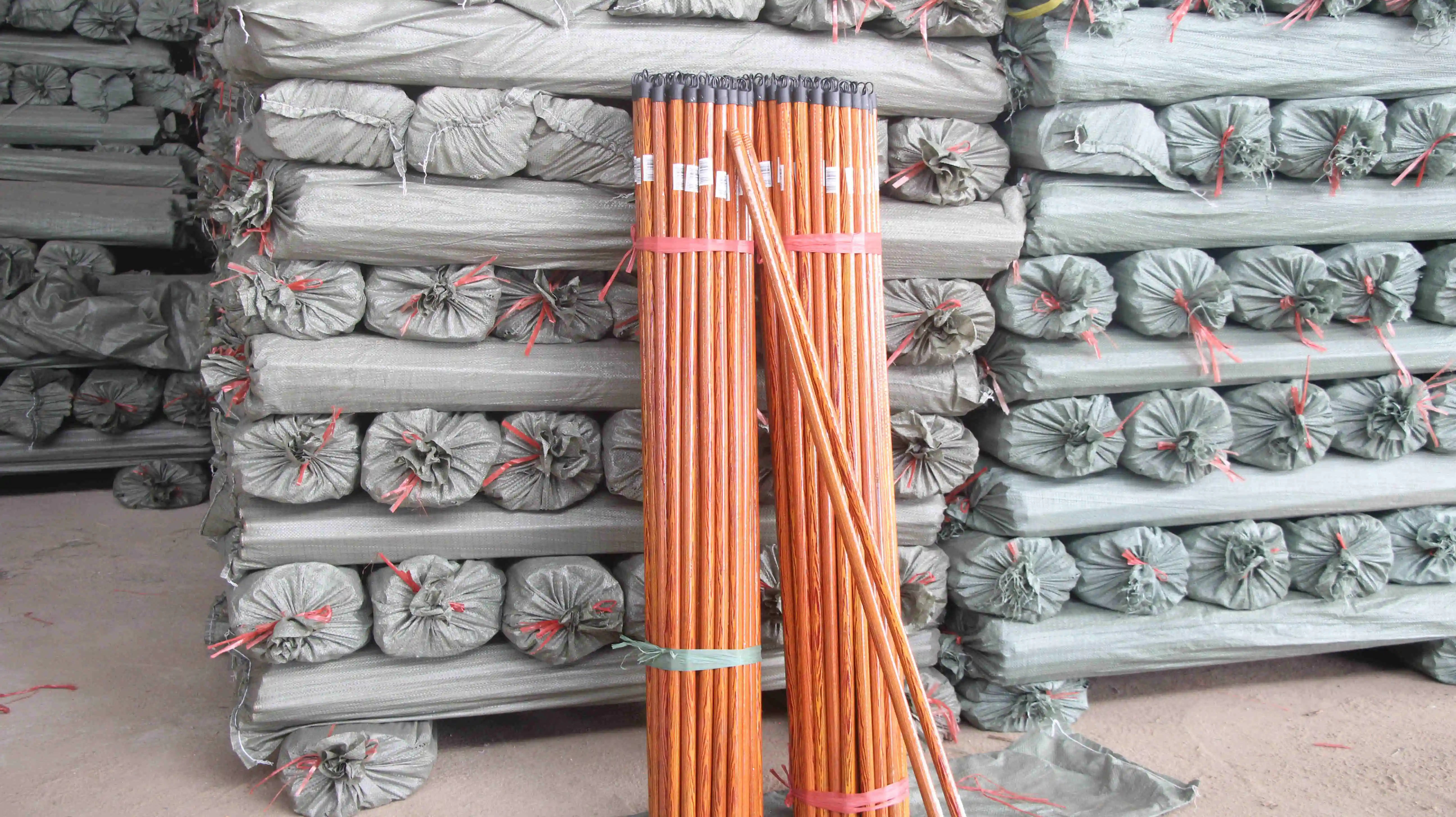 Новинка 2022 Лидер продаж метла с круглым стержнем в наличии сделано Китае деревянная ручка метлы низкая цена нажимная