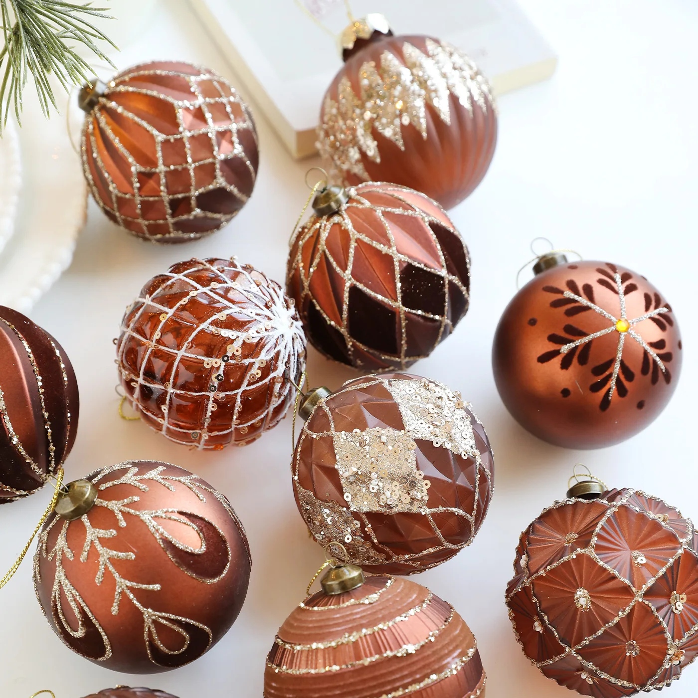 כדורים חומים של פלסטיק לכריסמ스, קוטר 8 ס