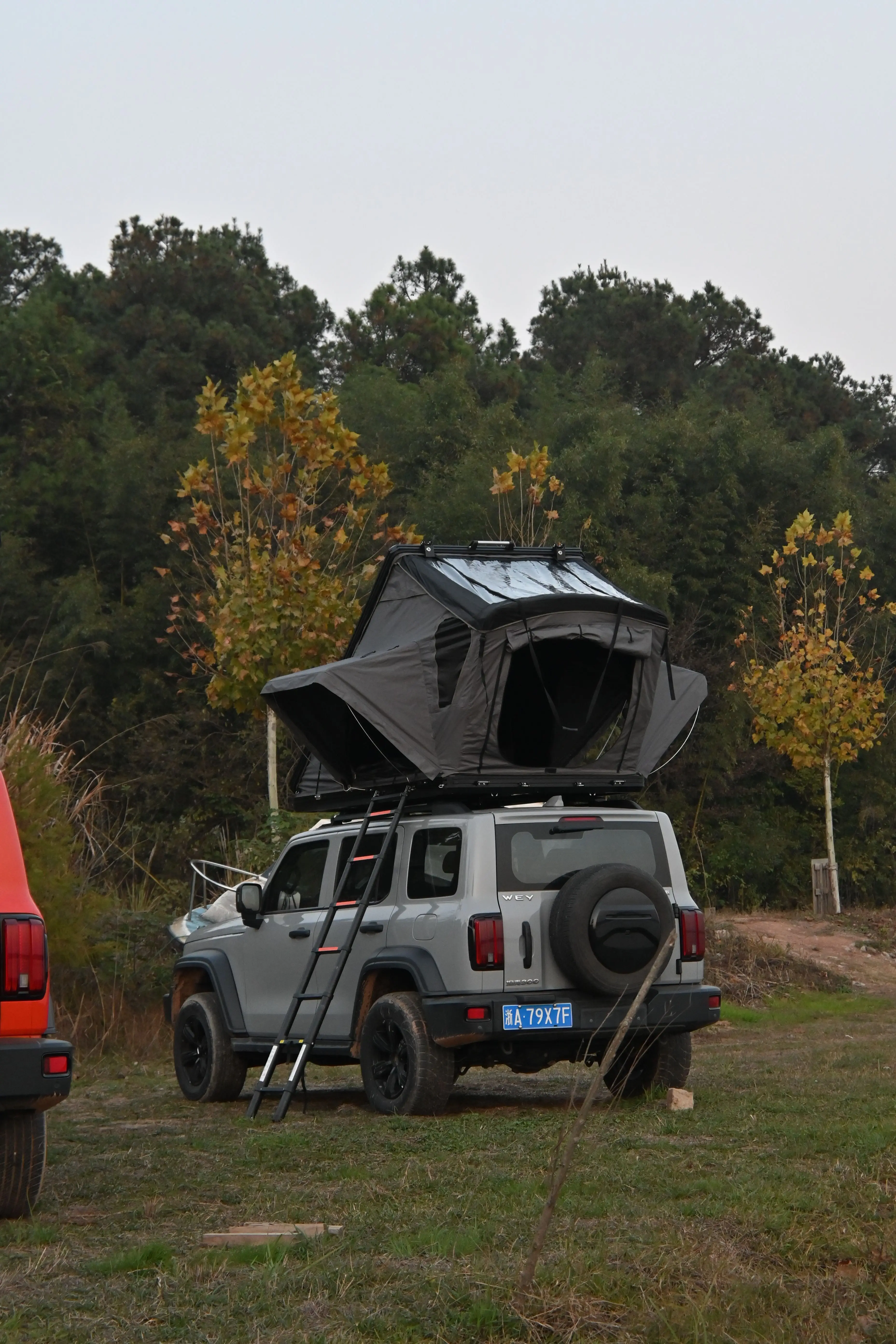 Aluminum Hard Shell Roof Top Tent With Roof Big Space Triangle Shape