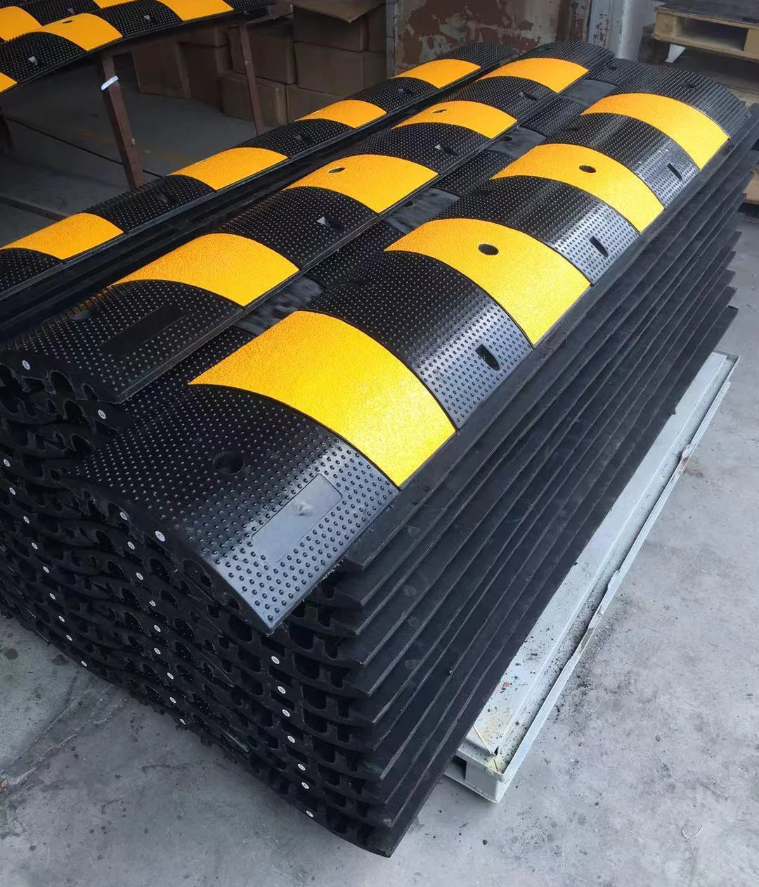 Reflective Rubber 30 Inch 6 Foot 1.83m Road Hump Speed Bump manufacture