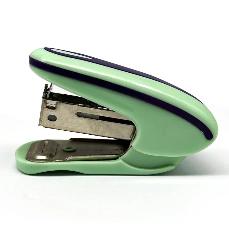 Оптовая продажа стационарный Маленький милый бумажный степлер с цветным логотипом на заказ мини офисный