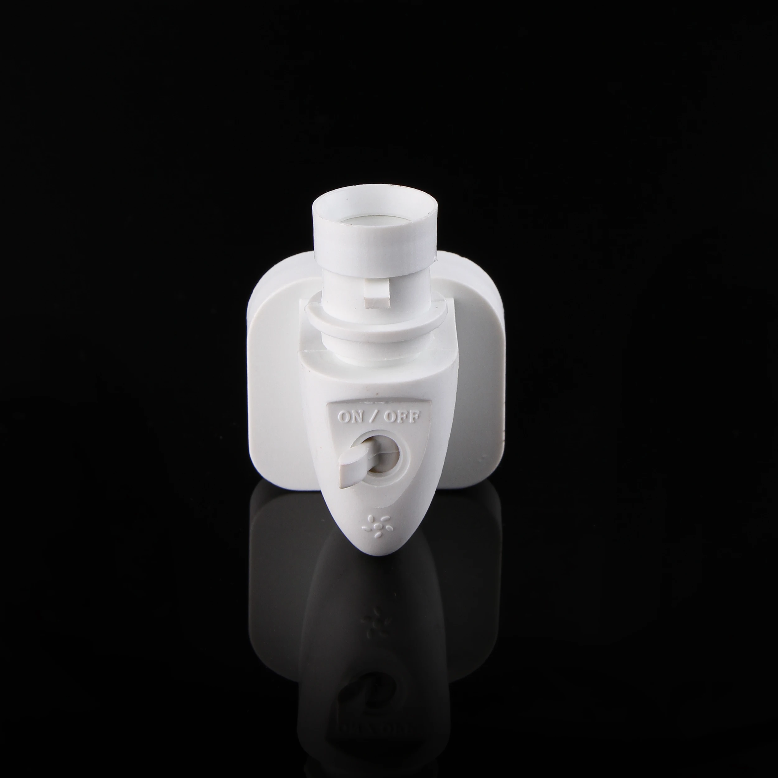 E14 Base Socket CE ROHS Salt Lamp Night Light Rotating EU Plug Adapter Socket PBT Material 220V-242V 1-Year Warranty