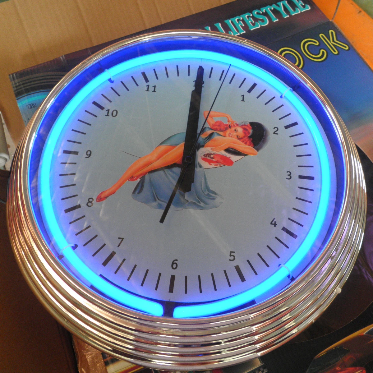 Модные дизайнерские современные большие декоративные Двухтрубные пластиковые неоновые световые настенные часы