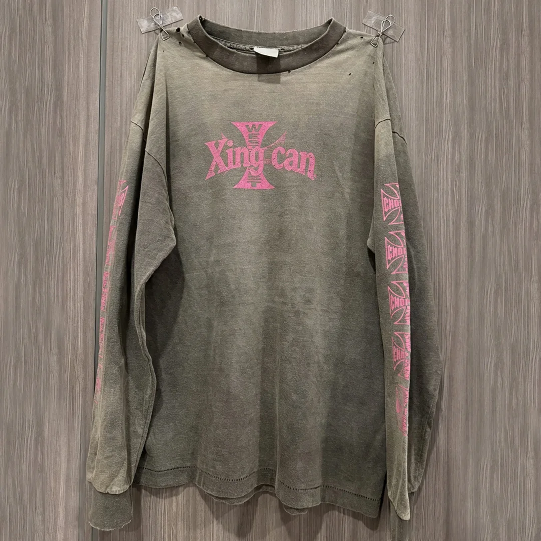 Dostosowany, w stylu vintage, sitodrukowy T-shirt z krzyżowym motywem, wykonany ze 100% bawełny, poddany kwasowemu wypraniu, z długim rękawem i elementami zniszczenia (dziurami)