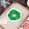Scrunchie navideño con volantes y borde deshilachado verde