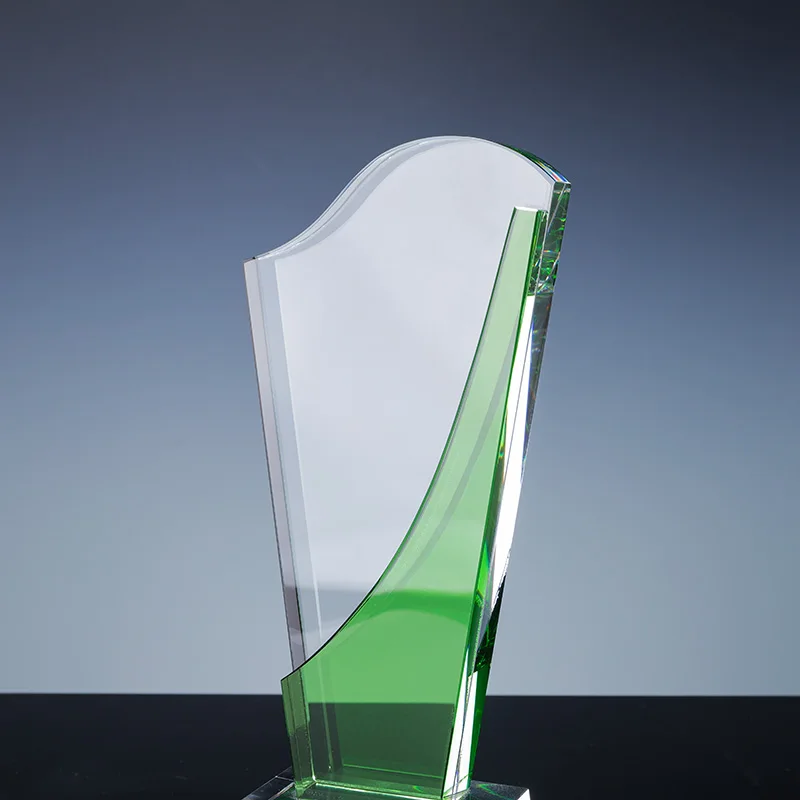 Factory direct sales can be customized k9 crystal green crescent can be sandblasted inside carved trophies supplier