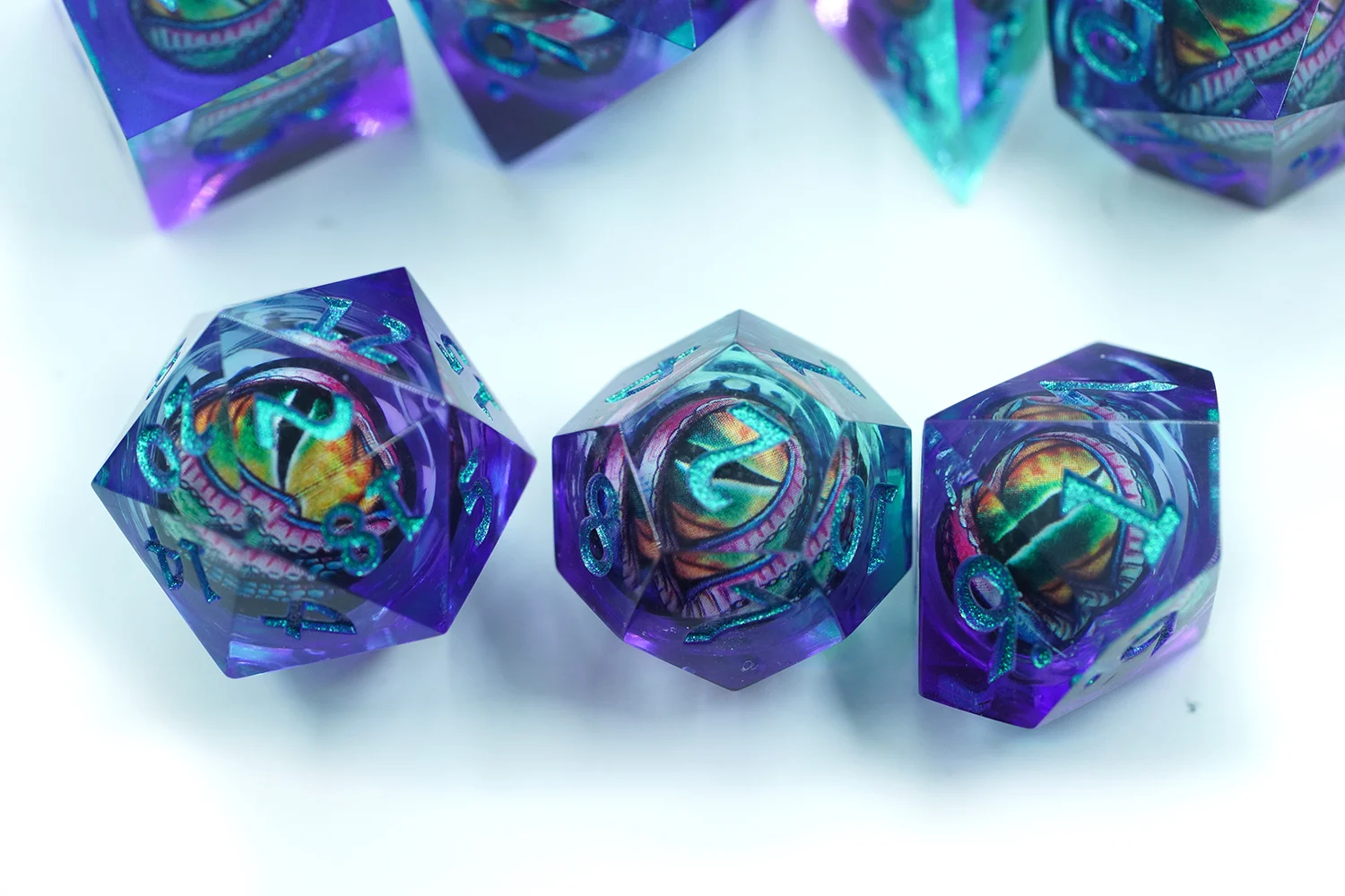 Yushun Conxunto de dados personalizados DND de resina azul con po de brillo número para xogo de taboleiro