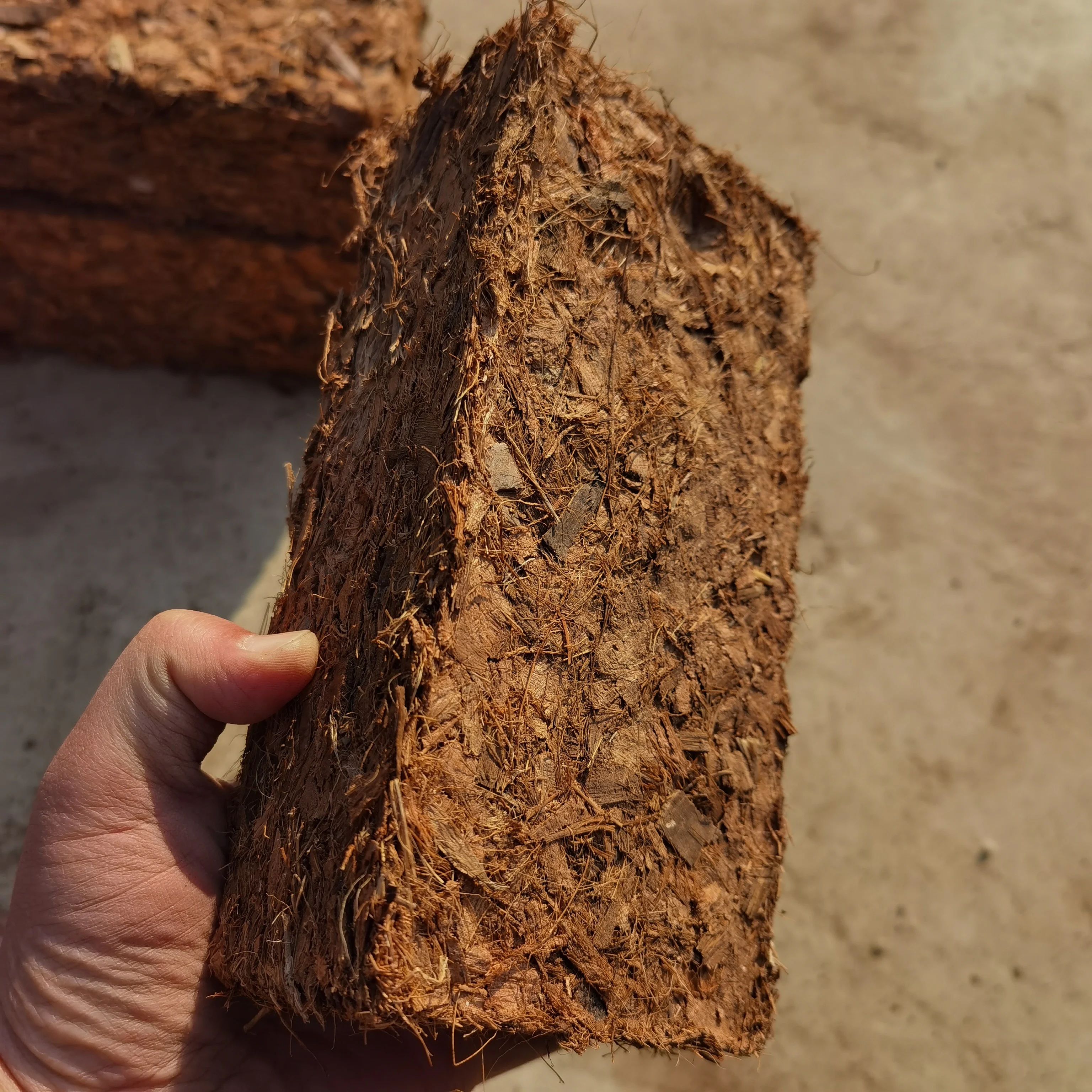 Bulk Coconut Fiber Buyer Dewatering Cocopeat Block 5kg Low ec Uncompressed Coco Coir Peat Brick Growing Plant Price for Sale