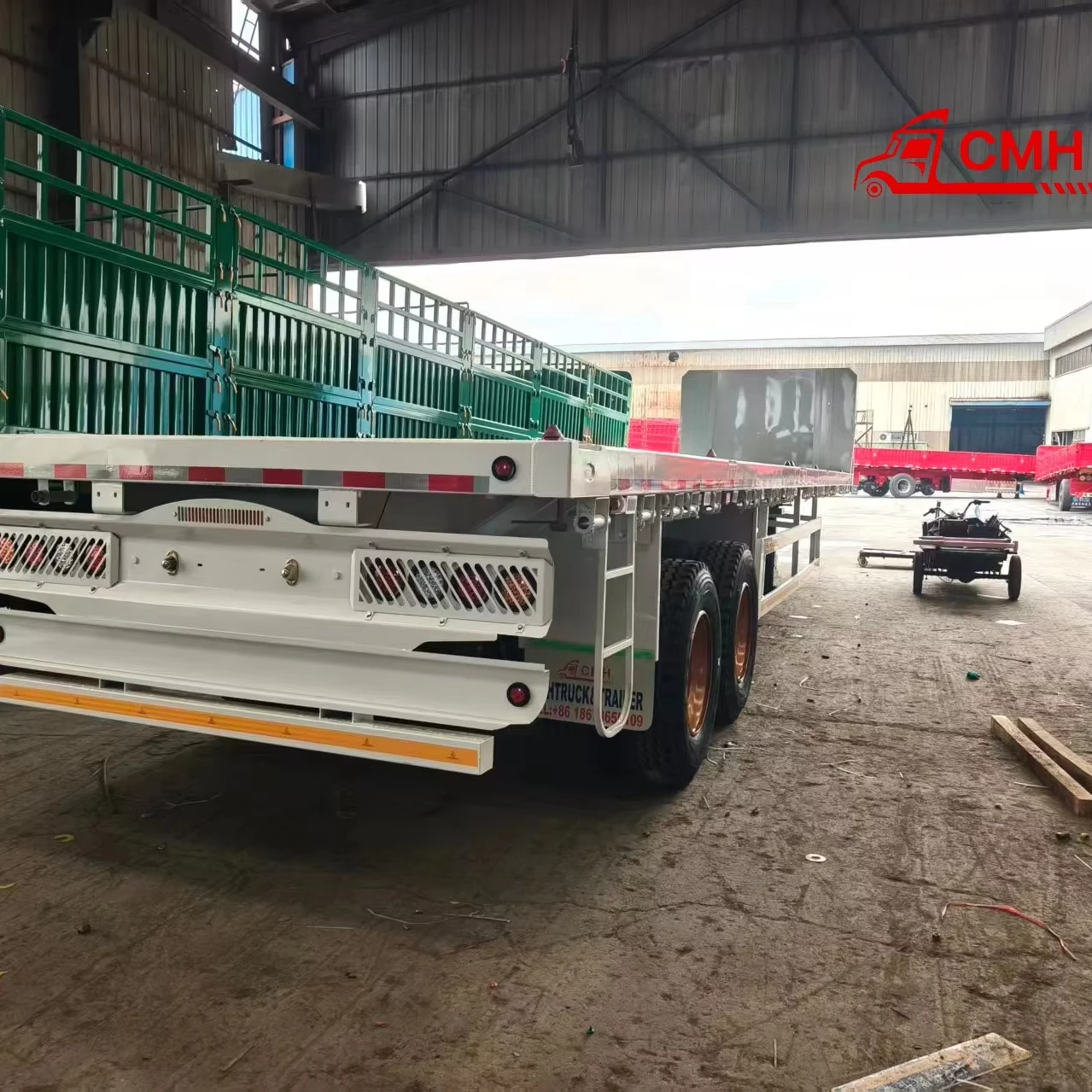 New Dual-axle low-flatbed semi-trailer 20% off for a limited time; supports fixed container mounting and bulk cargo transport.