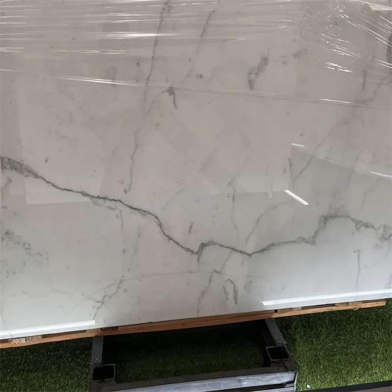 แผ่นหินอ่อนสีขาวคาลาคัตตา (Calacatta) ระดับพรีเมียมจากอิตาลี สำหรับตกแต่งผนังพื้นหลังภายในบ้าน และกระเบื้องหินอ่อนสีขาวสำหรับปูพื้น