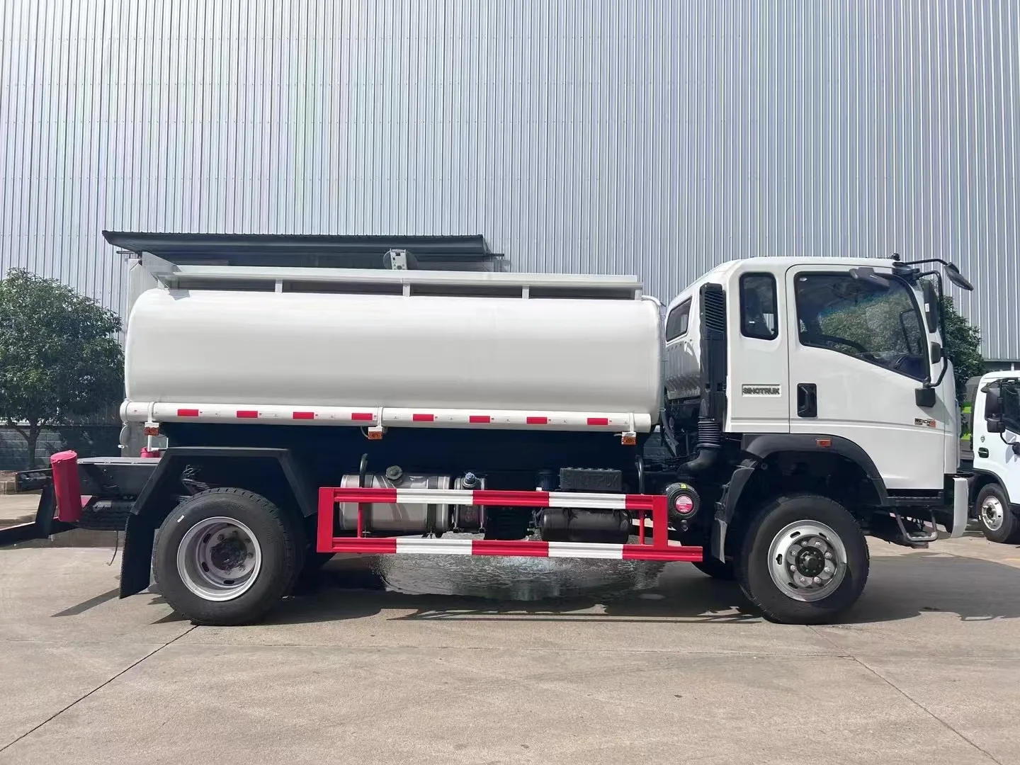 product sino howo 4x4 off road new condition manual transmission oil refilling tanker truck 4x4 drive wheel-4