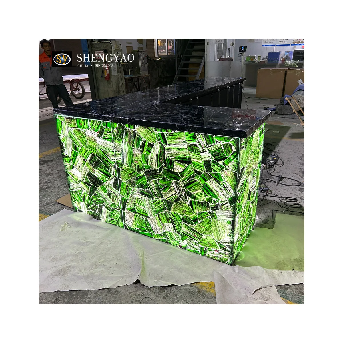 Translucent Commercial Reception Counter Backlit Green Emerald Crystal Quartz Stone Bar Nightclub Hotel Bar Countertop