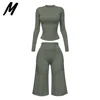 Completo verde oliva con top a maniche lunghe e pantaloni capri
