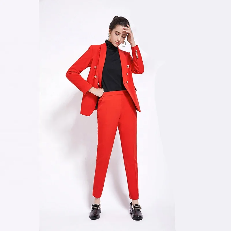 Красный костюм для женщин