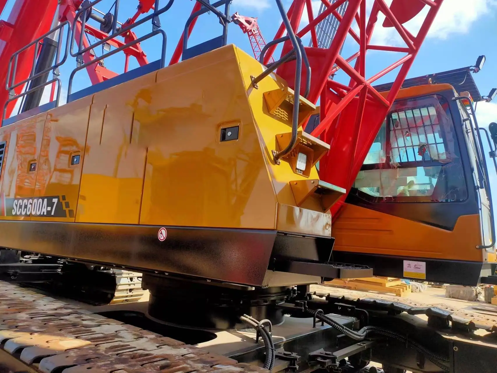 Китайский бренд 60t гидравлический гусеничный кран SCC600A-8 гусеничный кран с стрелой 52 м