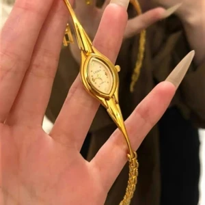 2026 New Vintage Women's Watch Light Luxury Niche Design High-end and Exquisite Fashion Women's Bracelet Watch