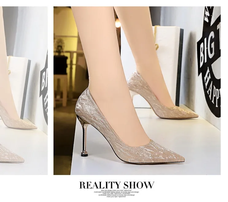 Slingbacks metalizados de tacón alto en piel dorada . PURA LOPEZ