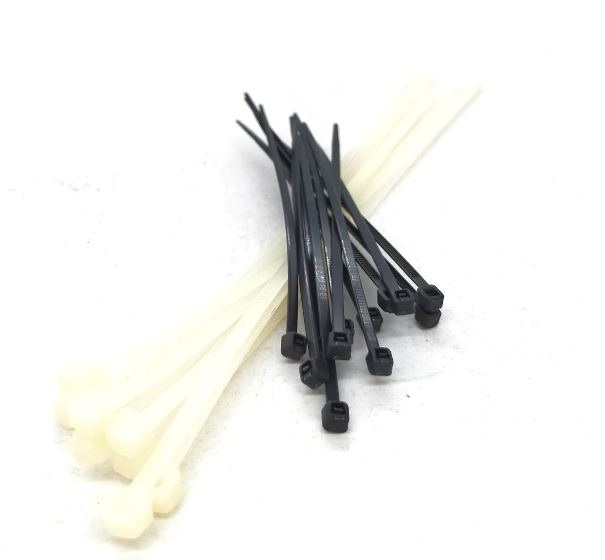 Черная пластиковая кабельная стяжка из