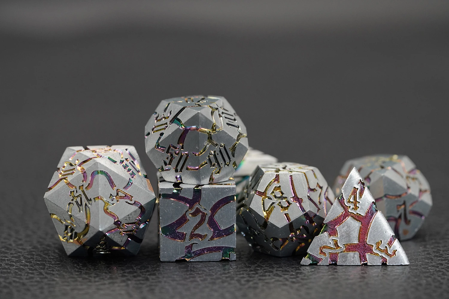 New Design 7pcs Crack Metal Gradient Colorful Polyhedral Dice Set DND Games Usage details