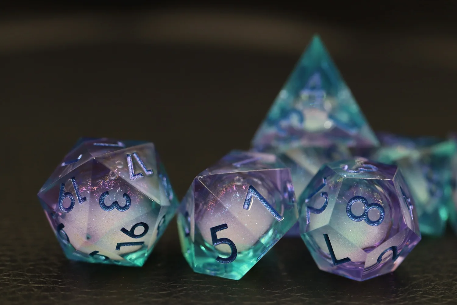 7 peces de daus de resina amb purpurina polièdrica RPG per a Dungeons and Dragons amb vora afilada i nucli líquid per a jugadors de D&D
