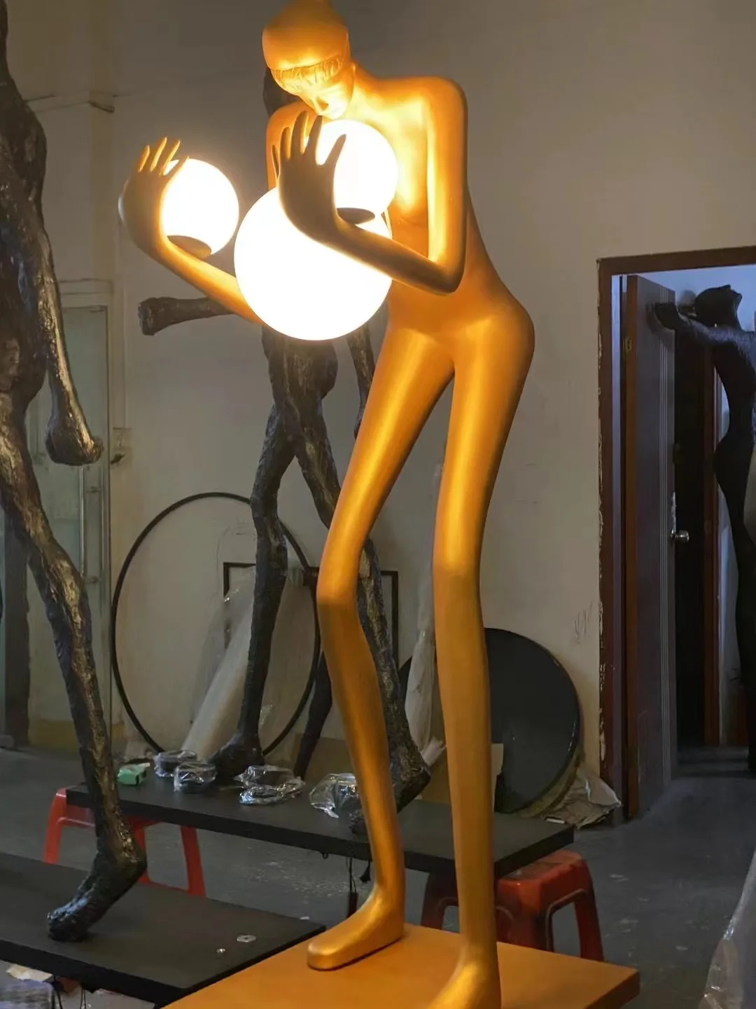 Modern Art Deco LED Resin Man Woman Glass Ball Sculpted Floor Lamp for Living Room Corner Decoration Stand Alone Standing Lamp