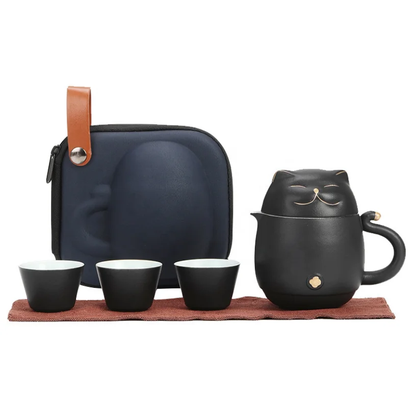 Cérémonie du thé Doodle. Théière dessinée à la main et tasse avec coeur