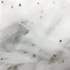 Fil blanc mettant en valeur les perles argentées