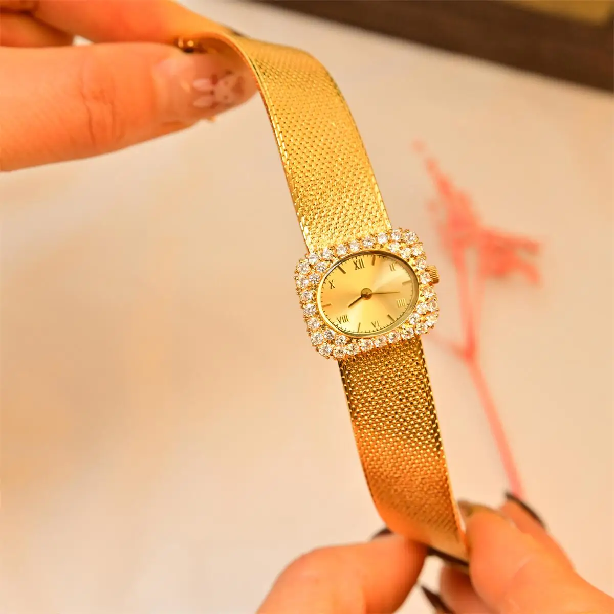 Internet Celebrity Hot Selling 2024 New Women's Quartz Watch with  Gold-plated Inlaid Rhinestones and Antique Luxury