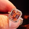 Anillo de oro macizo de 18 quilates con piedra labio