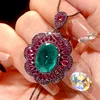 Colgante de esmeralda en oro negro con cadena de eslabones.