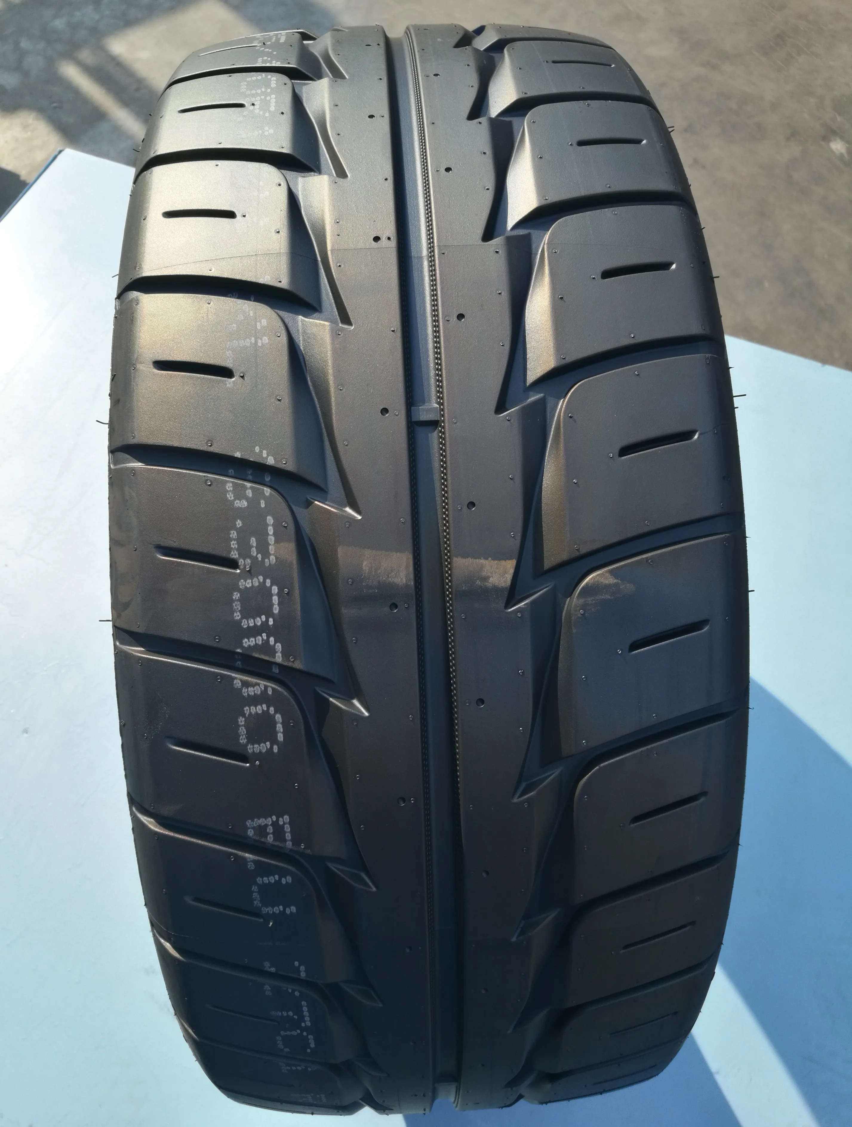 プロフェッショナル レーシングカー用セミスリックドリフトタイヤ 215 プロフェッショナル レーシングカー用セミスリックドリフトタイヤ 215