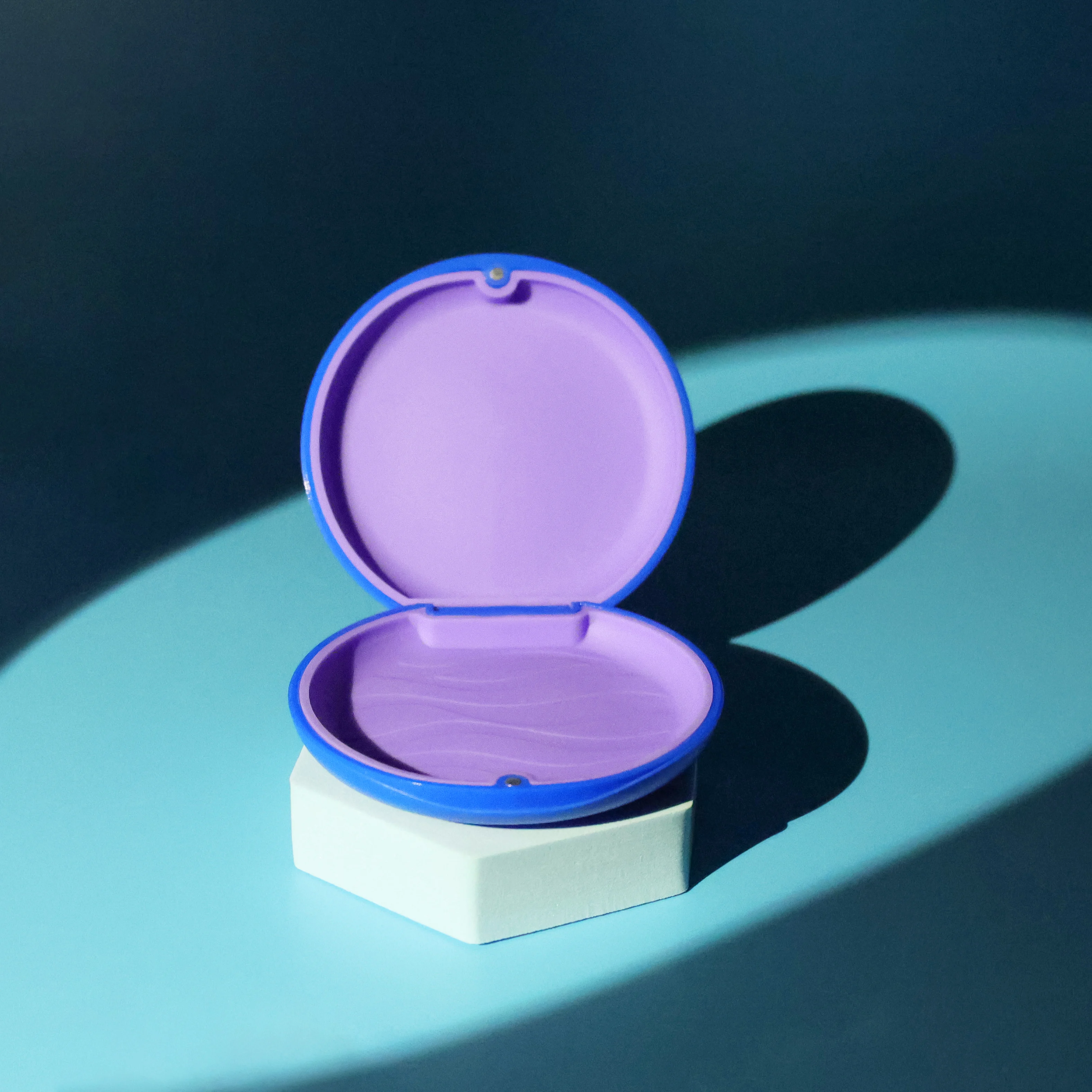 Elegant Silicone Pad Denture Box Compact and Secure Retainer Case with Soft Interior for Aligners