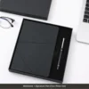 Set de dos piezas: cuaderno negro y bolígrafo.