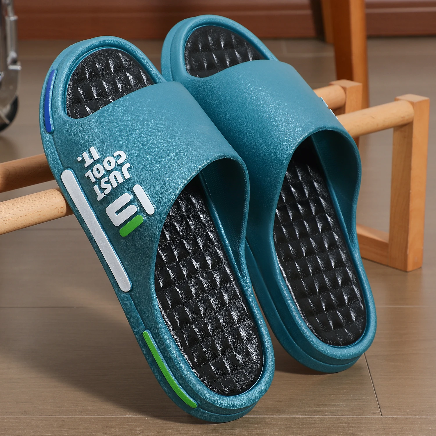 Factory New Lightweight Anti-Slip Printed Outdoor Slipper for Men 5 Color Beach and Room Designs with Lighted Feature