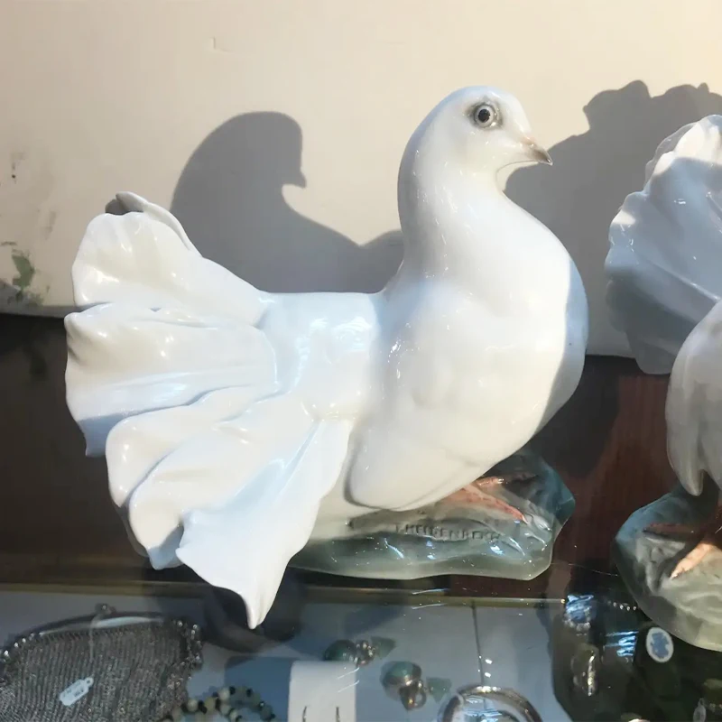 Custom Ceramic Capodimonte Lovable Porcelain Pigeon Figurine