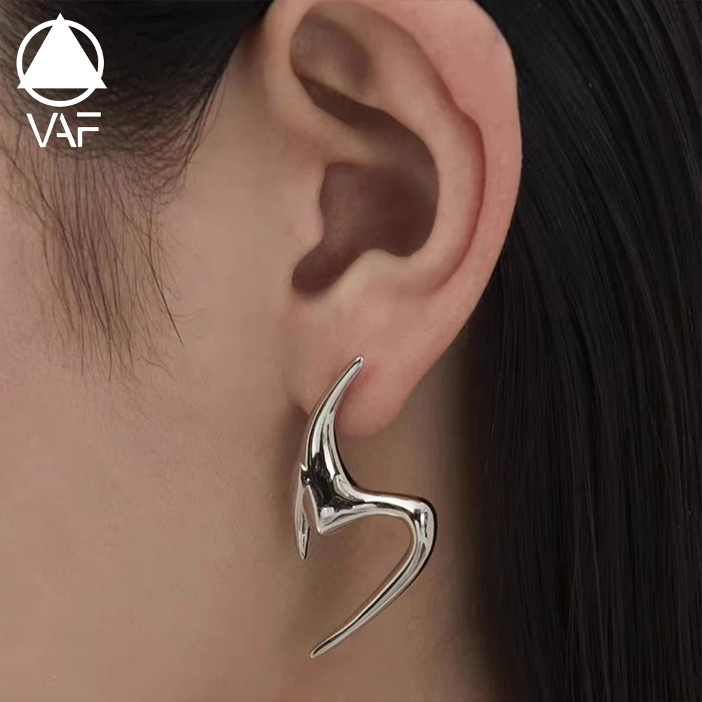 VAF New Design Stainless Steel Piercing Crescent Arc Polishing Earrings No  Allergy Never Fade Halbmond-Ohrringe