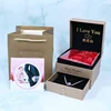 Boîte cadeau dorée avec sac à main et carte de vœux