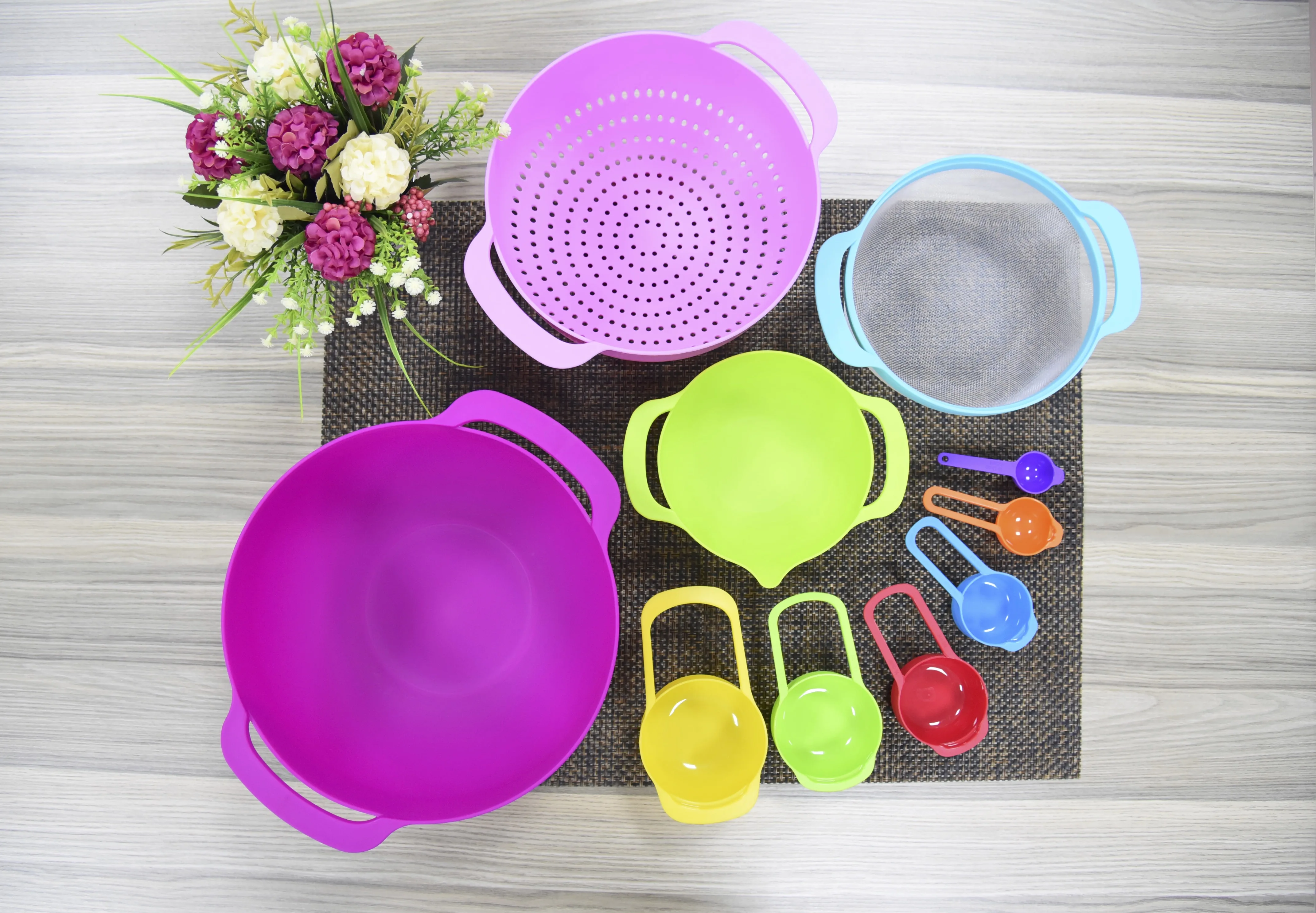 Colorful Kitchen Plastic Nested Mixing Bowls Set Colander Mesh Strainer with Handles Measuring Cups and Spoons
