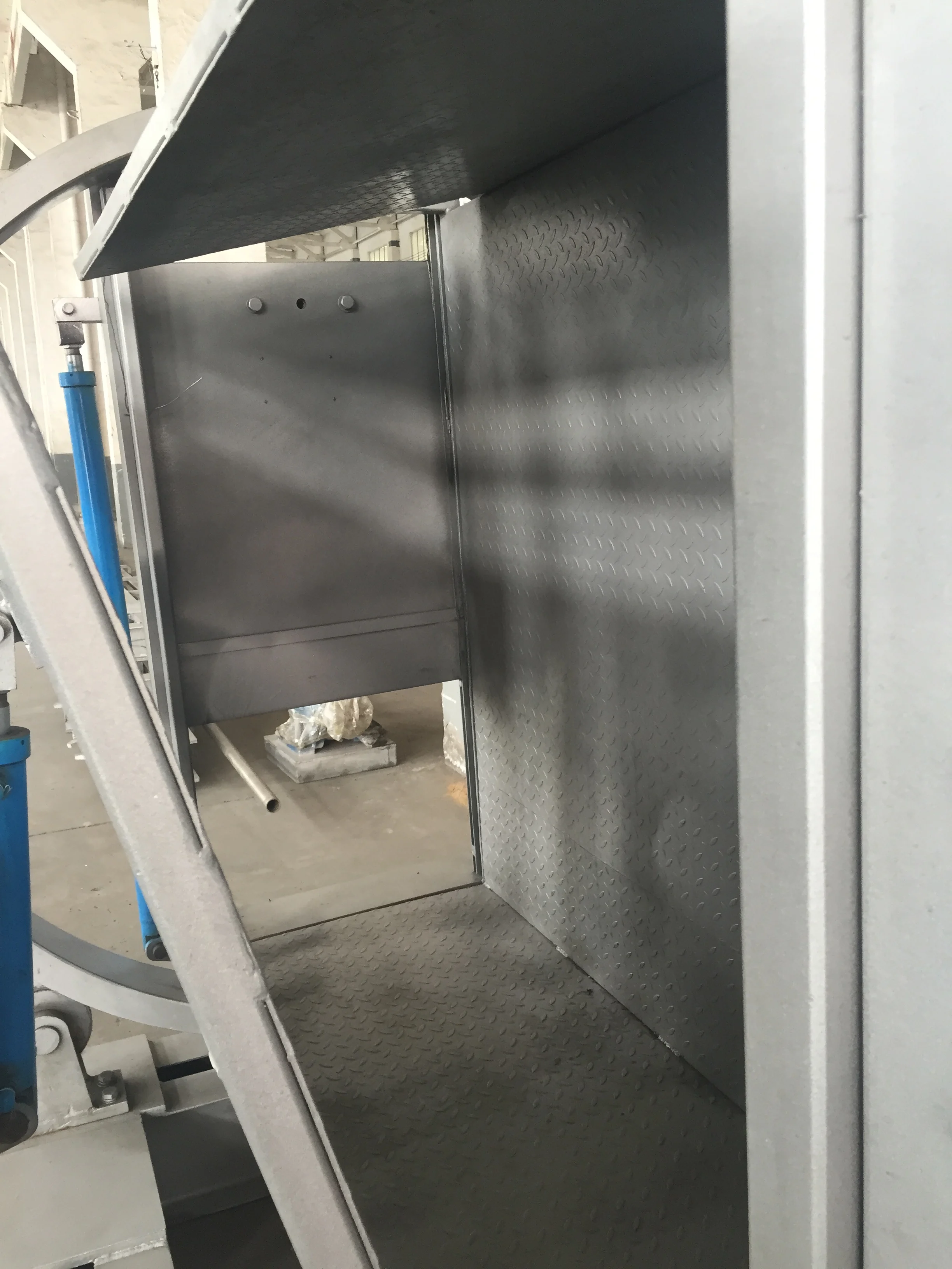 Professional pneumatic halal rotary slaughter box for humane and safe cattle processing