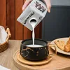 Tasse à café noire avec support en bois